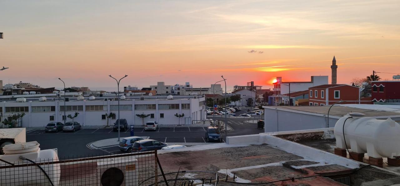 Bee Hostel Paphos Exteriör bild
